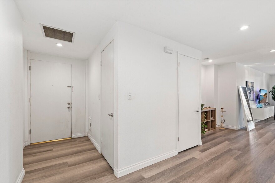 Building Photo - 321 S San Vicente Blvd