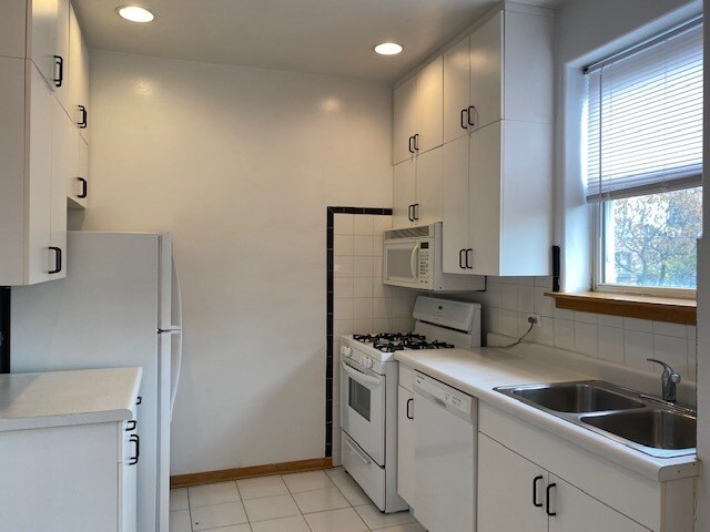 Building Photo - 642 W Buckingham Pl