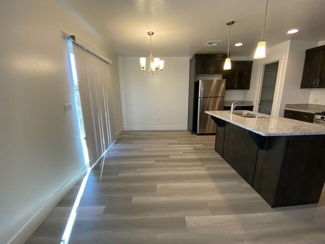 Building Photo - Beautiful 4 bed and 2.5 Bath in Desert Bluff Townhomes at Desert Canyons