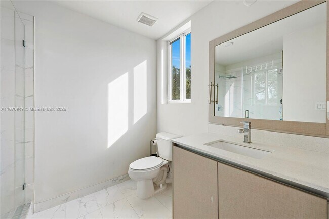 Building Photo - Distinctive 3-Bedroom Garden Villa in Aven...