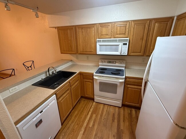 Building Photo - Beautiful 3-Level Corner Unit Townhouse with Garage