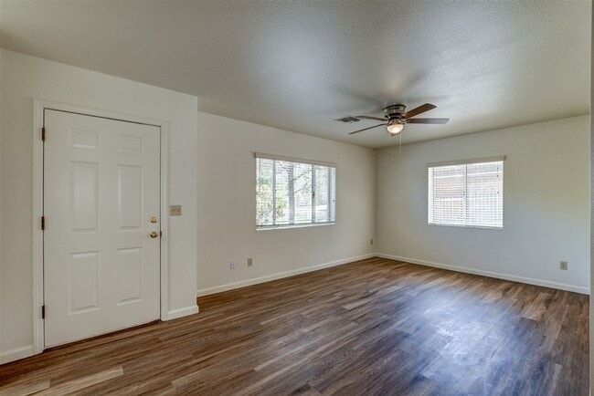Building Photo - 114 Bradshaw Dr