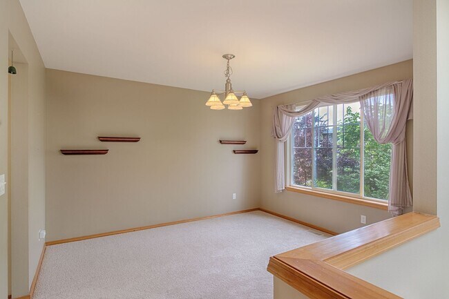 Building Photo - Large Updated 5 Bed SPLIT-LEVEL Kenmore Home!