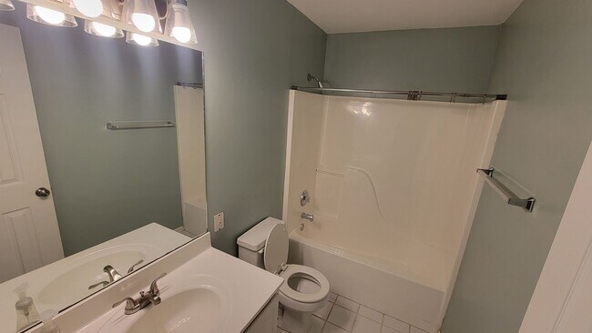 Building Photo - A 3 Bedroom Home Right Off Westport Road