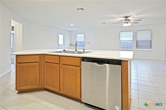 Building Photo - 512 Dakota Crk