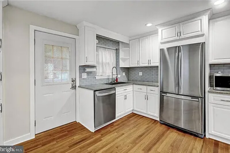 Building Photo - 212 Laurel Ave