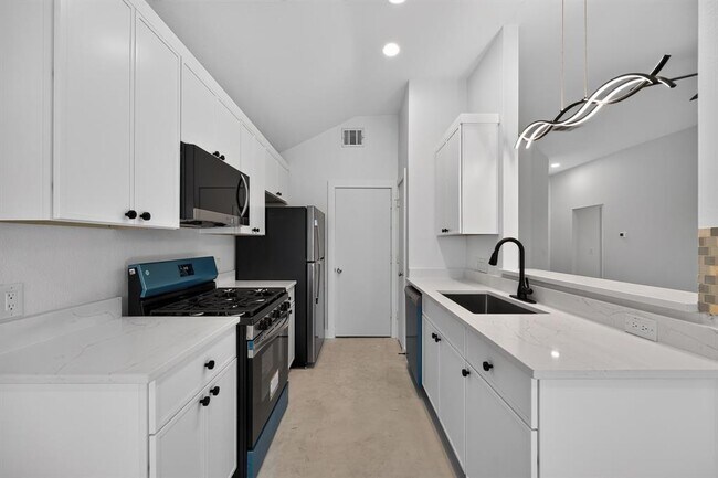 Building Photo - 14511 Oliphant St