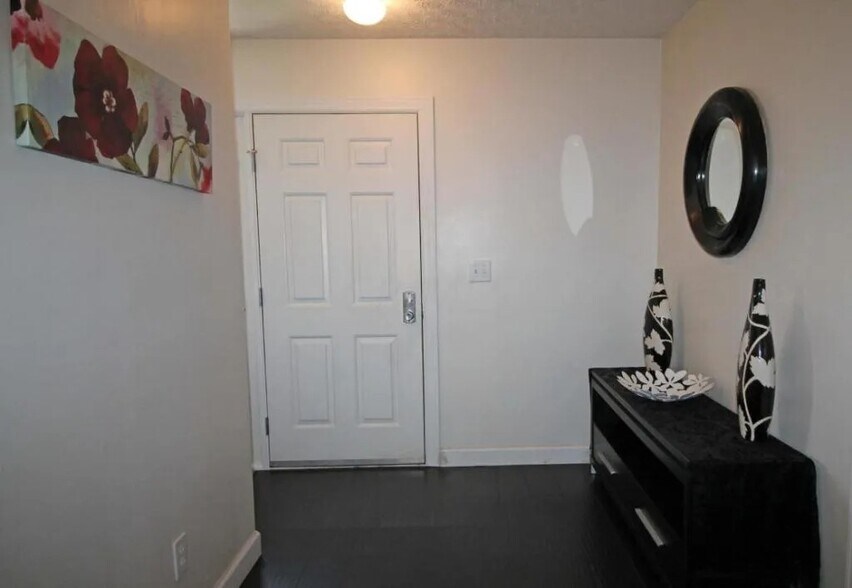 Building Photo - 5702 Mango Ln