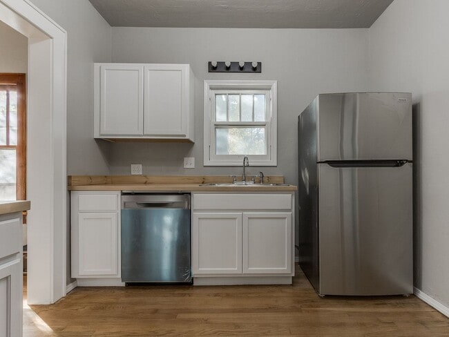 Building Photo - Renovated 3-bedroom, 2-bath home located i...