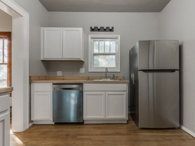 Building Photo - Renovated 3-bedroom, 2-bath home located in the heart of Edmond!