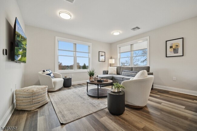 Building Photo - 246 Main St