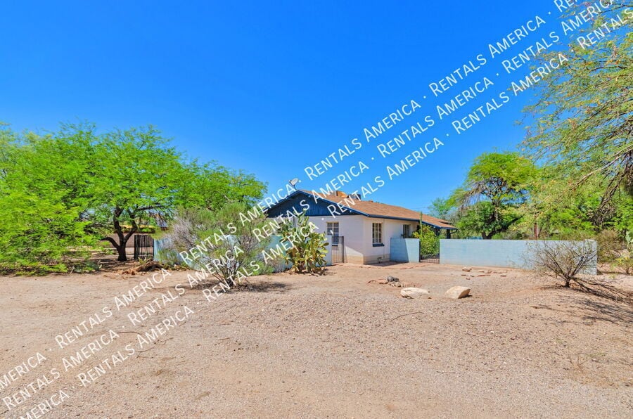 Building Photo - 3733 N Mountain Ave