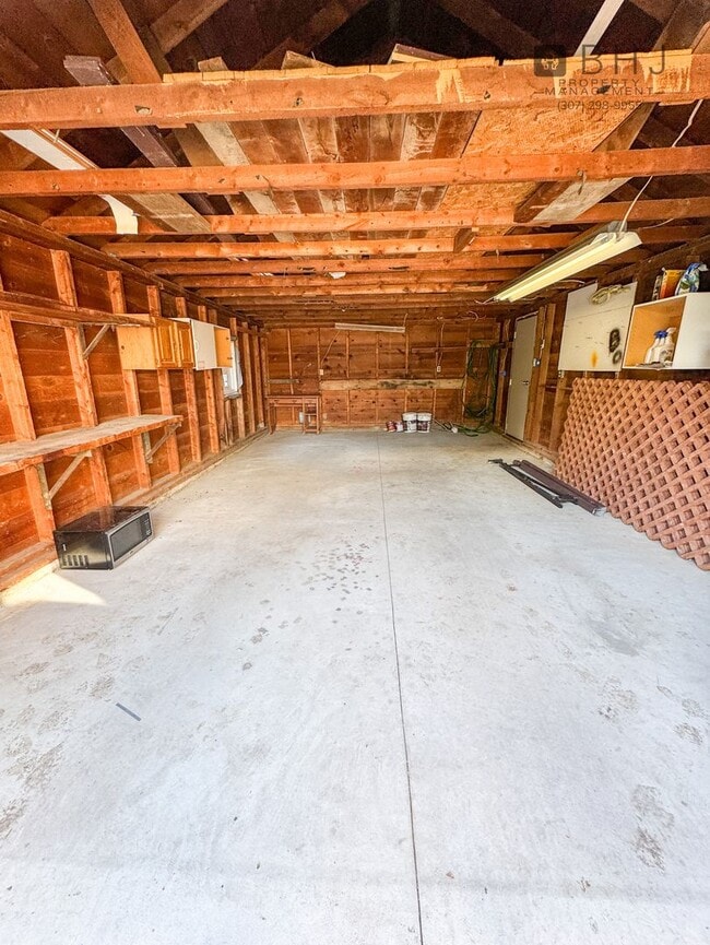 Building Photo - DOG FRIENDLY, 3 BED/ 1.5 BATH SINGLE FAMIL...