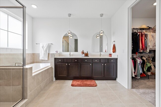 Building Photo - 12195 Stirrup Dr