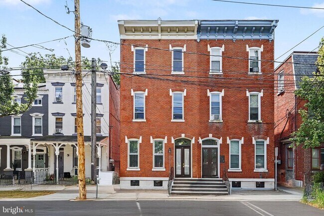 Building Photo - 136 E Lemon St