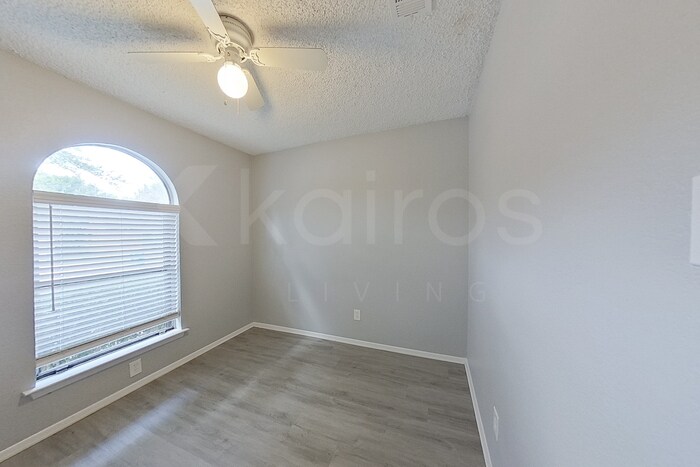 Building Photo - 1117 Saturn Dr