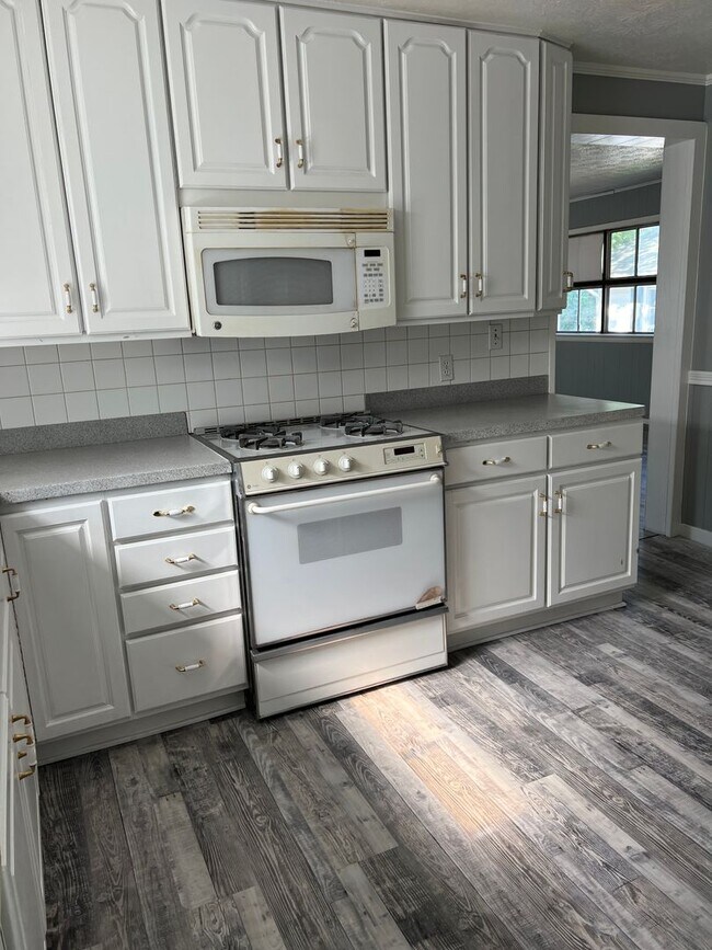Building Photo - 3 bedroom/2 bath house