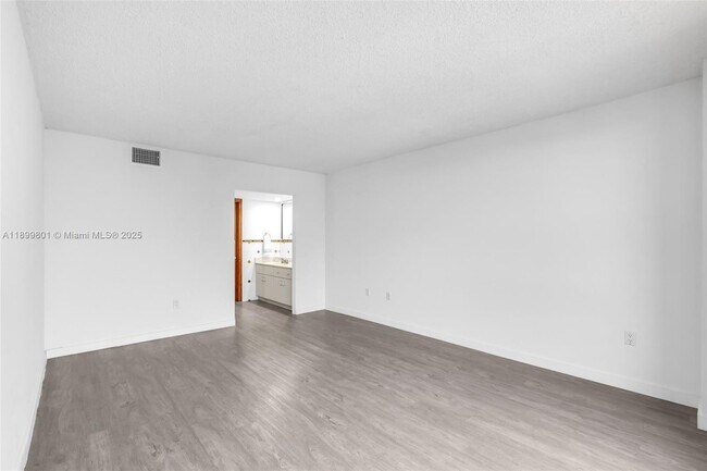 Building Photo - 2333 Brickell Ave