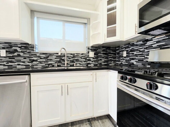 Building Photo - 631 W 83rd St