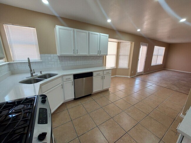 Building Photo - 4 BEDROOM 3 BATHROOM HOME! fully remodeled...