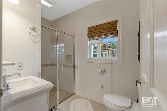 Building Photo - Beautiful 4 Bedroom, 2.5 Bath home Near Ke...