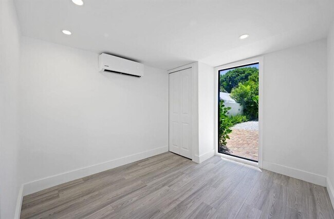 Building Photo - 823 33rd St
