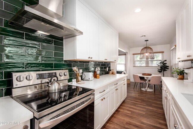 Building Photo - 1301 W Glenrosa Ave