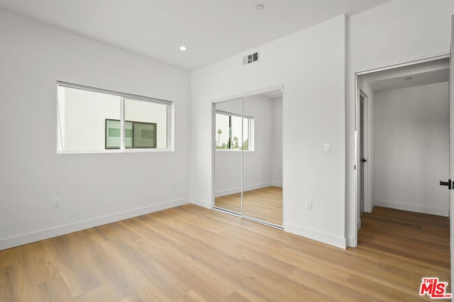 Building Photo - 4527 W 17th St