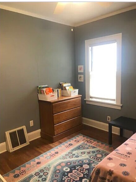 Building Photo - 313 E Rock St