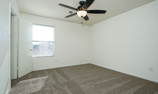 Building Photo - For Lease | 4 Bed, 2.5 Bath |2,314 Sq Ft |...