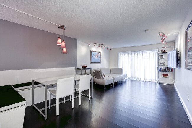 Building Photo - Contemporary 2 Bed 2.5 Bath Condo in Georg...