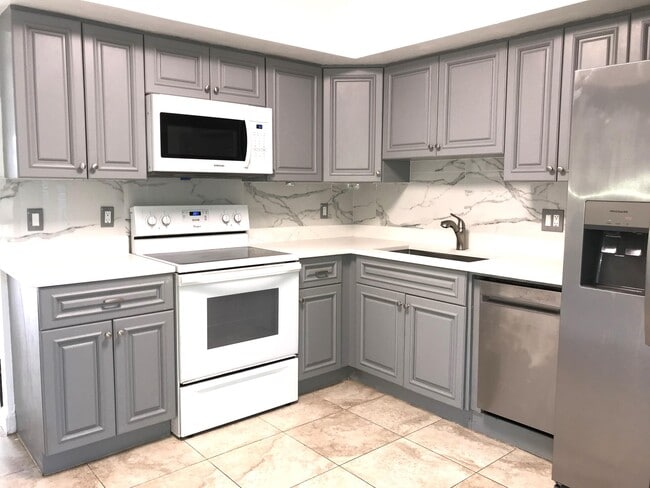 Building Photo - 2858 N Dixie Hwy