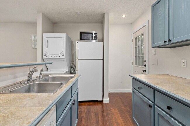 Building Photo - 2928 E 12th St