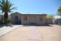 Building Photo - Huge 4 Bedroom 2  Bath! Close to the University!