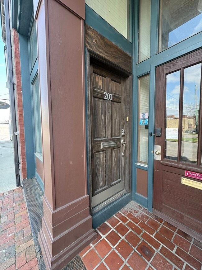 Building Photo - 110 W Summit Hill Dr SW