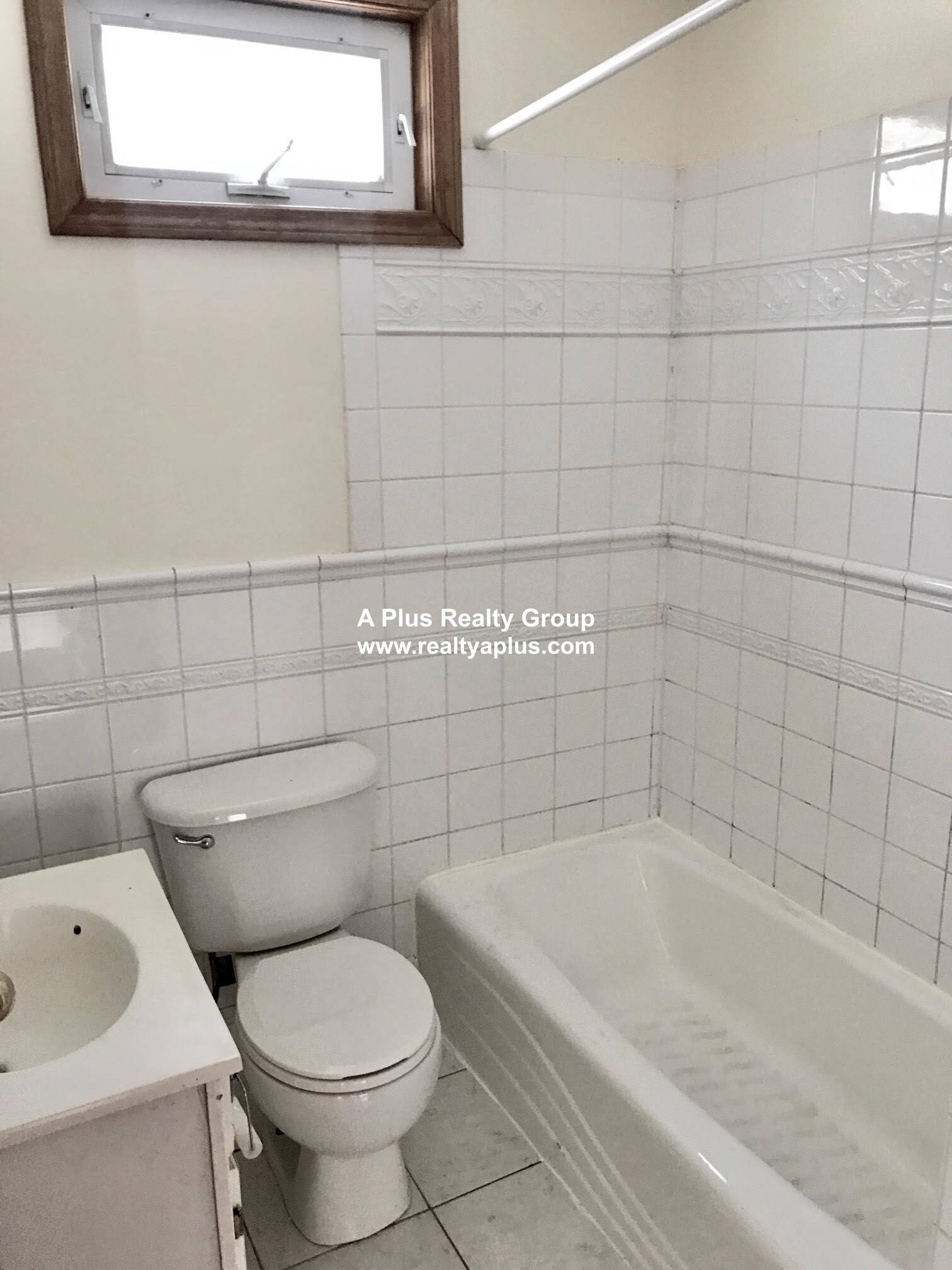 Building Photo - 336 Centre St