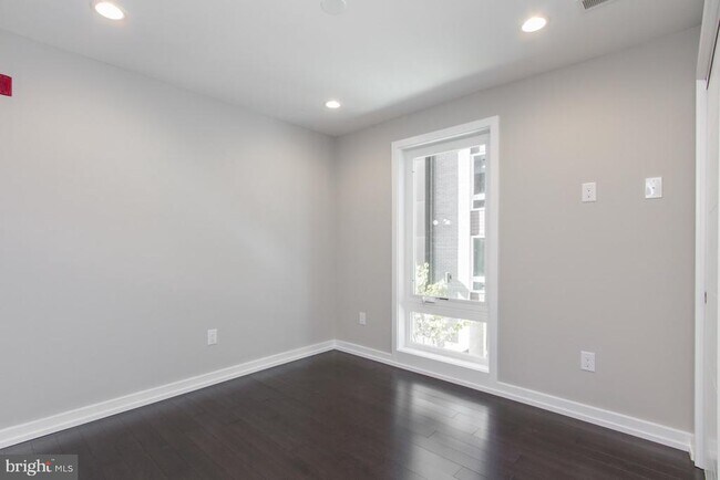 Building Photo - 716 S Sartain St