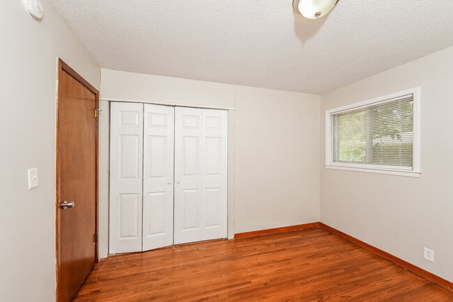 Building Photo - 1124 Little John Ln