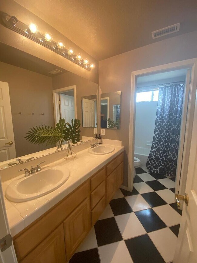 Building Photo - 5 Bed, 5 bath cul-de-sac Executive Home