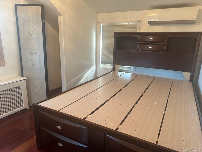 Building Photo - 524 Jerusalem Ave