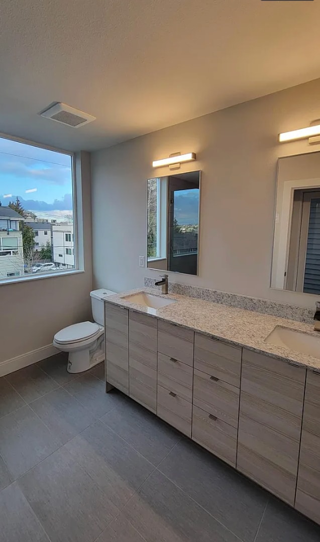 Building Photo - Newer end unit 2 bed 2 bath townhome w/ amazing views