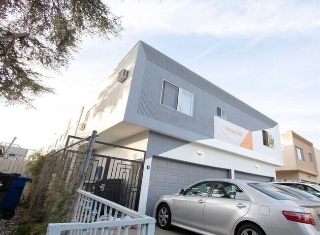 Building Photo - 937 N Orange Grove Ave