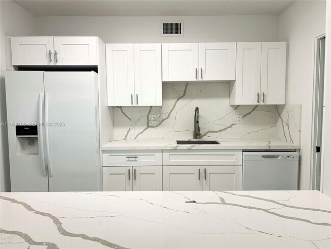 Building Photo - 141 Crandon Blvd