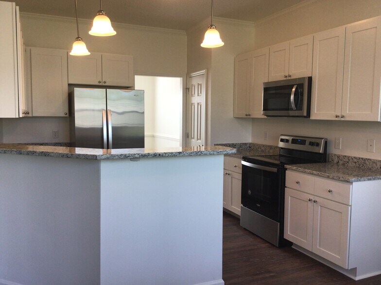 Building Photo - 5511 Kathleen Dr
