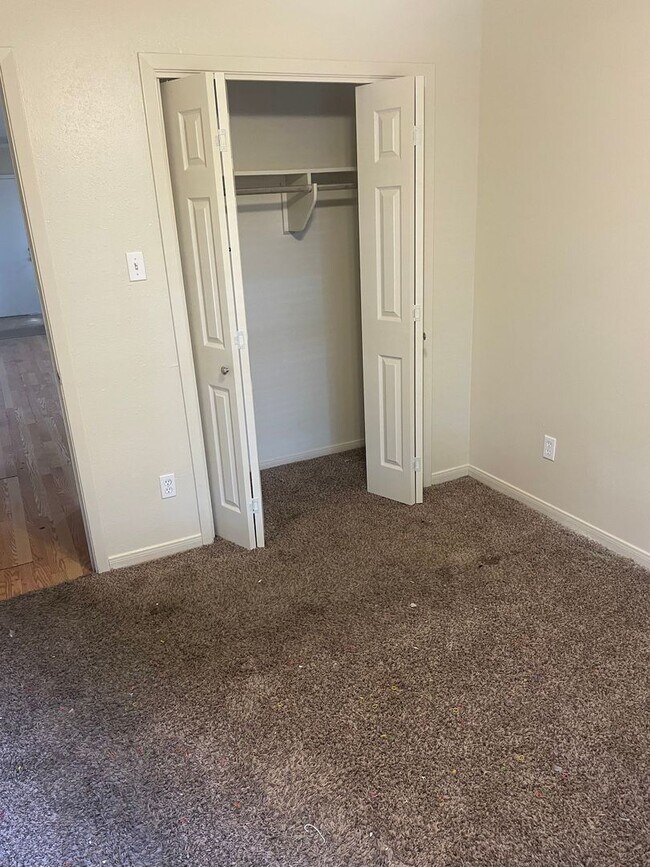 Building Photo - AUGUST PRE-LEASE!  Great 3 bedroom 2 Bathroom Duplex with Small Yard