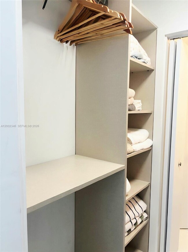 Building Photo - 100 Lincoln Rd