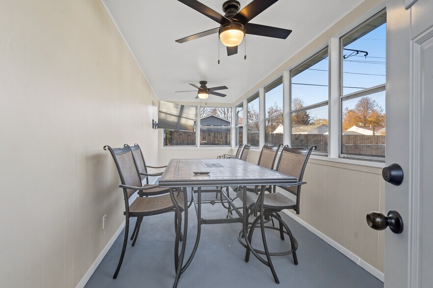 Building Photo - 1222 S Oneida St