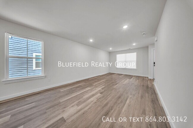 Building Photo - 267 Vanderbilt Rd
