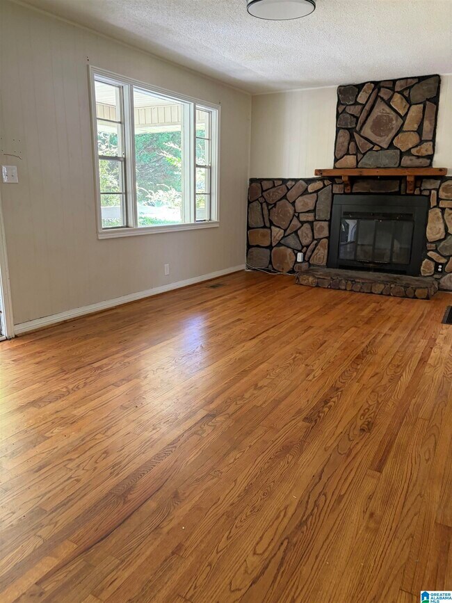 Building Photo - 1720 Home Garden Dr