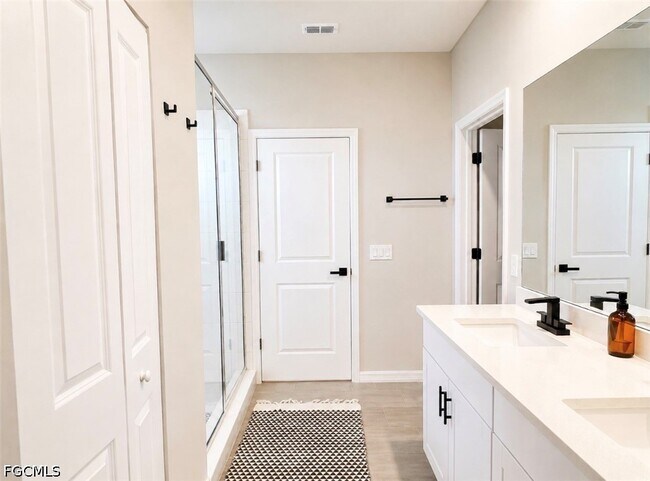 Building Photo - 43906 Cattleman Dr